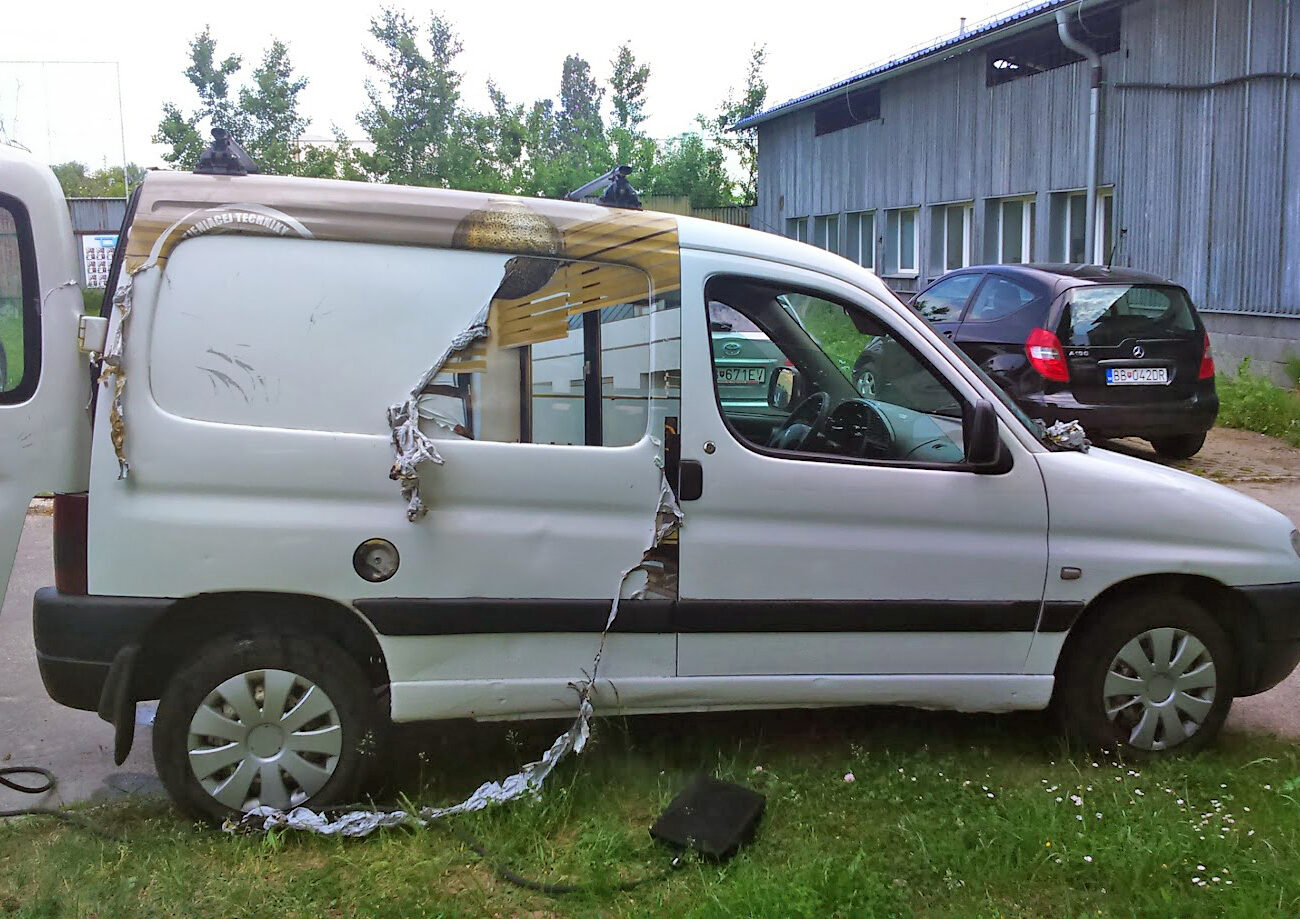 Odlepenie automobilovej fólie z karosérie pri odstránení polepu auta