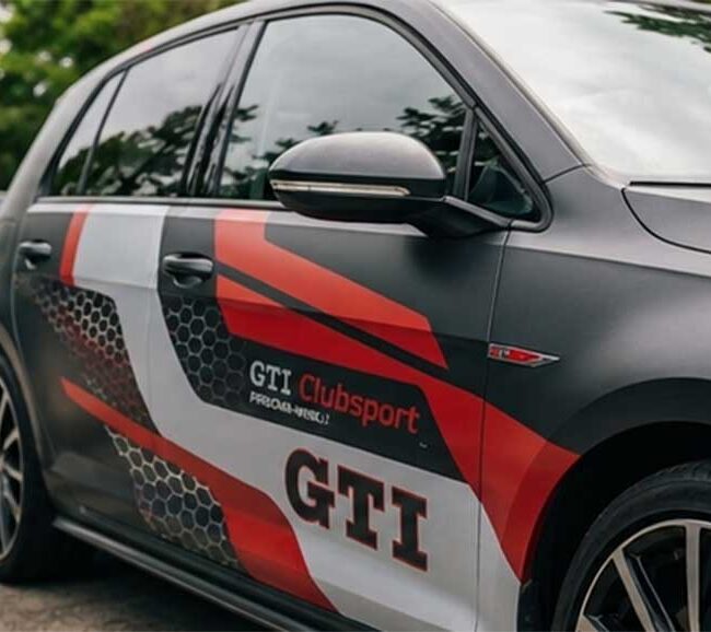 Profesionálna aplikácia fólie na automobil