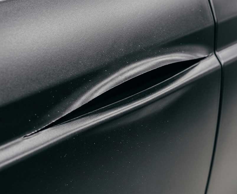 Chyby pri polepe auta a nesprávne aplikovaná automobilová fólia